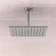 Deckenmontierte Regenbrause aus Edelstahl von Ideal Standard mit rechteckiger Form und gleichmäßiger Düsenausführung. Ansprechendes Design in einem modernen Badezimmer.